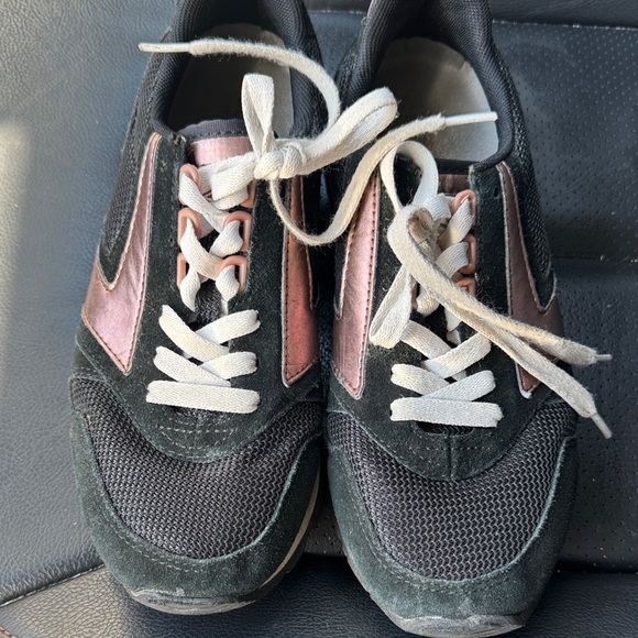 Brooks Black and Gold running shoes gym shoes. Size 8 EUC - Picture 1 of 5